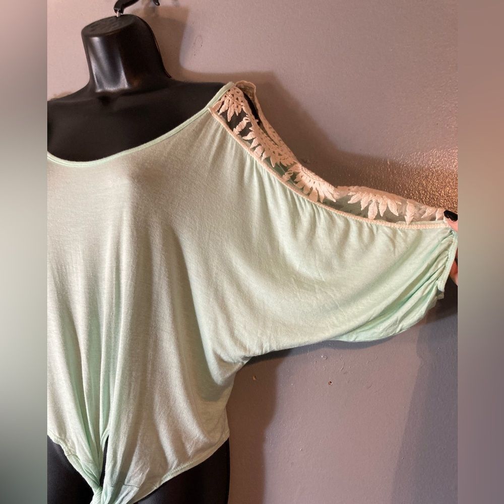 Venus green crochet batwing blouse - Picture 4 of 8